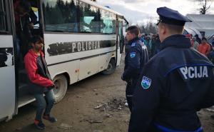 FOTO: Radiosarajevo.ba / Policija dovodi nove migrante 